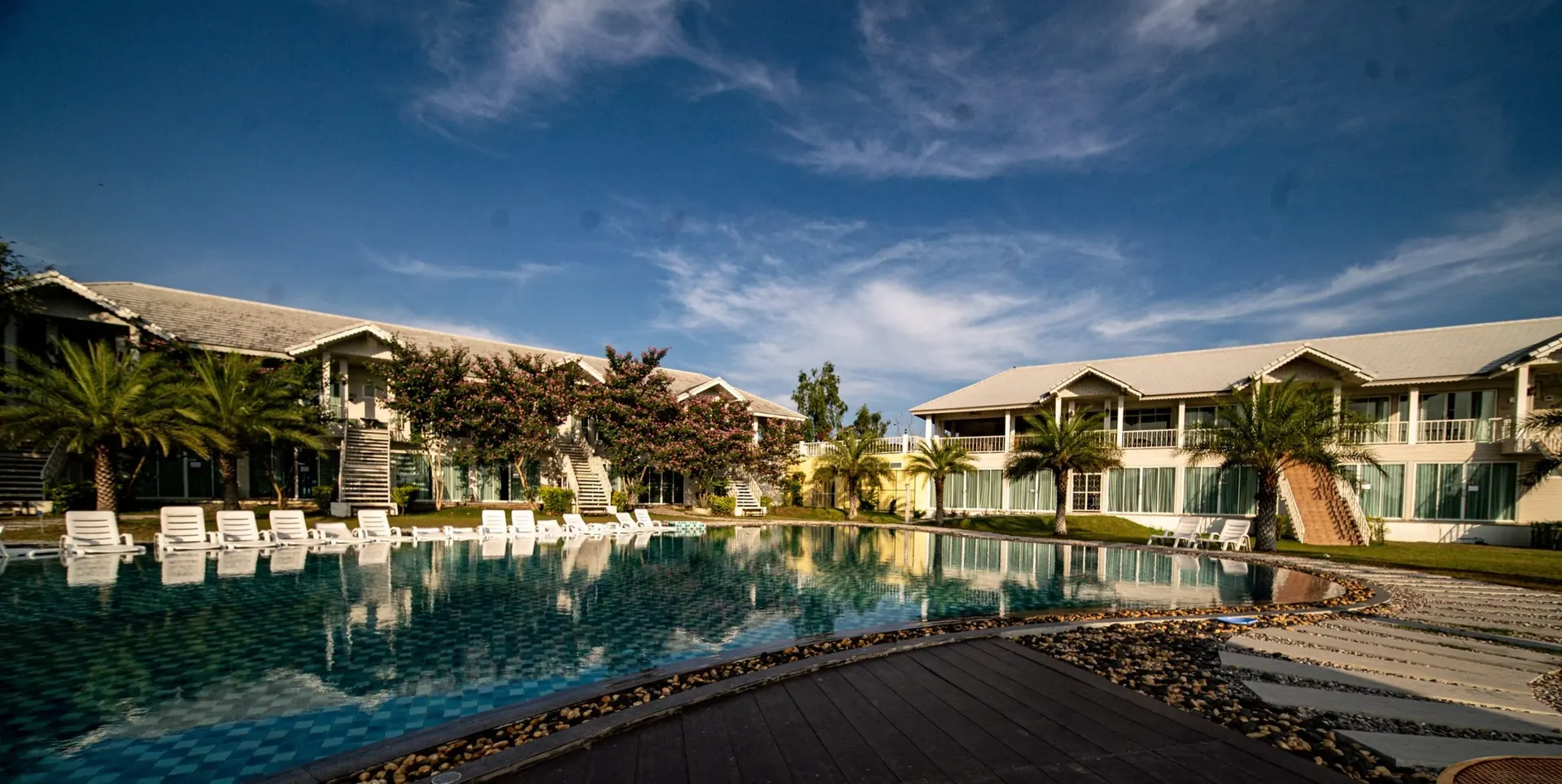 Der Swimmingpool und die Gärten von Elder Blossom Hua Hin