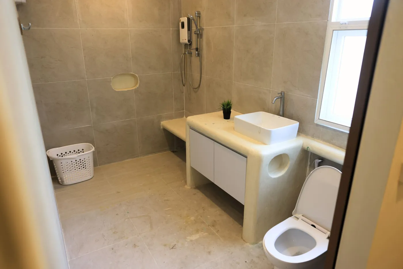 Badezimmerwaschtisch und Toilette im Deluxe-Zimmer