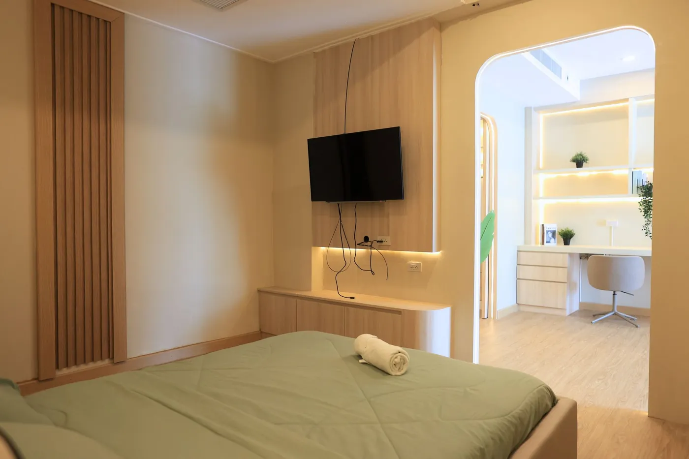 Schlafzimmer mit Fernseher und Fenster im Deluxe-Zimmer
