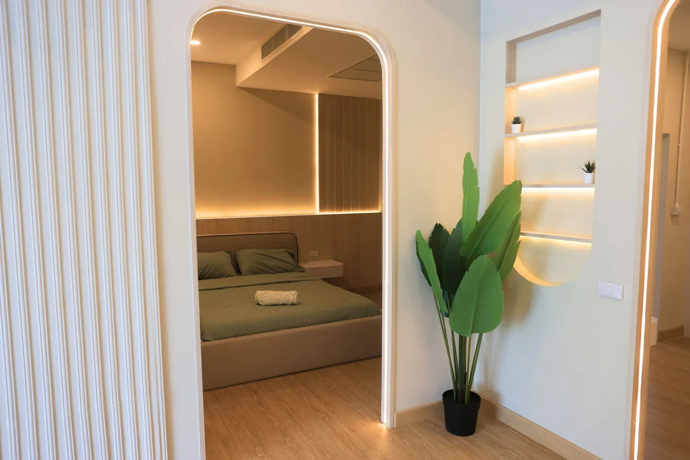 Bogenförmiger Türbogen zum Schlafzimmer im Deluxe-Zimmer