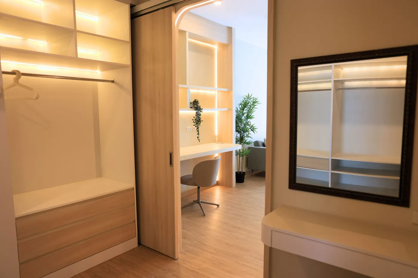 Einbauschrank und Ankleidebereich im Deluxe-Zimmer