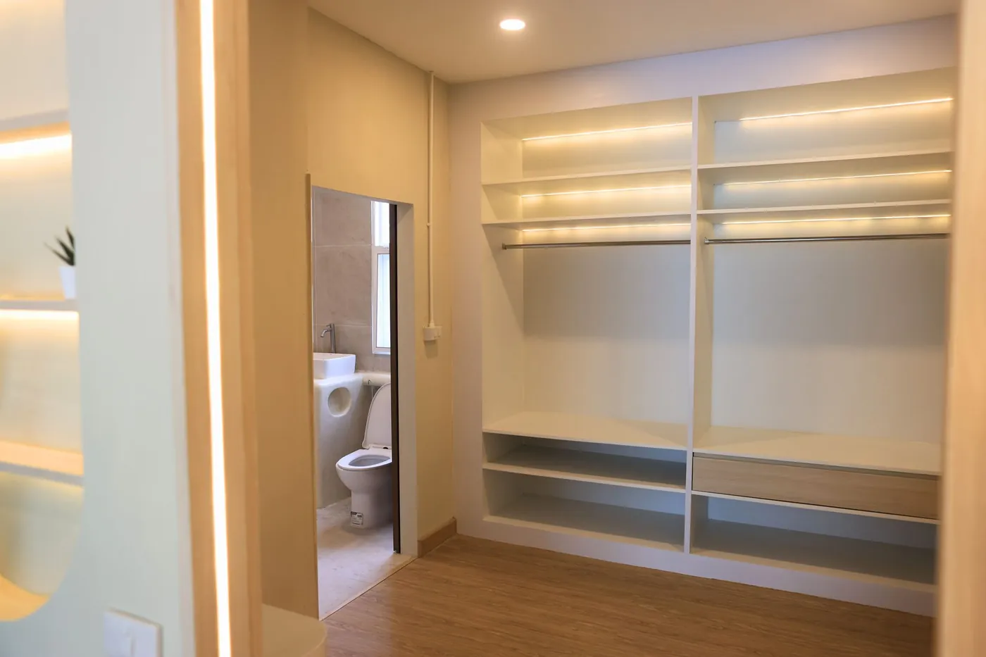 Offener Kleiderschrank und Stauraum im Deluxe-Zimmer