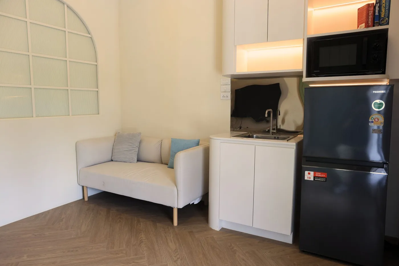 Sofa, Kühlschrank und Kochnische im Standardzimmer