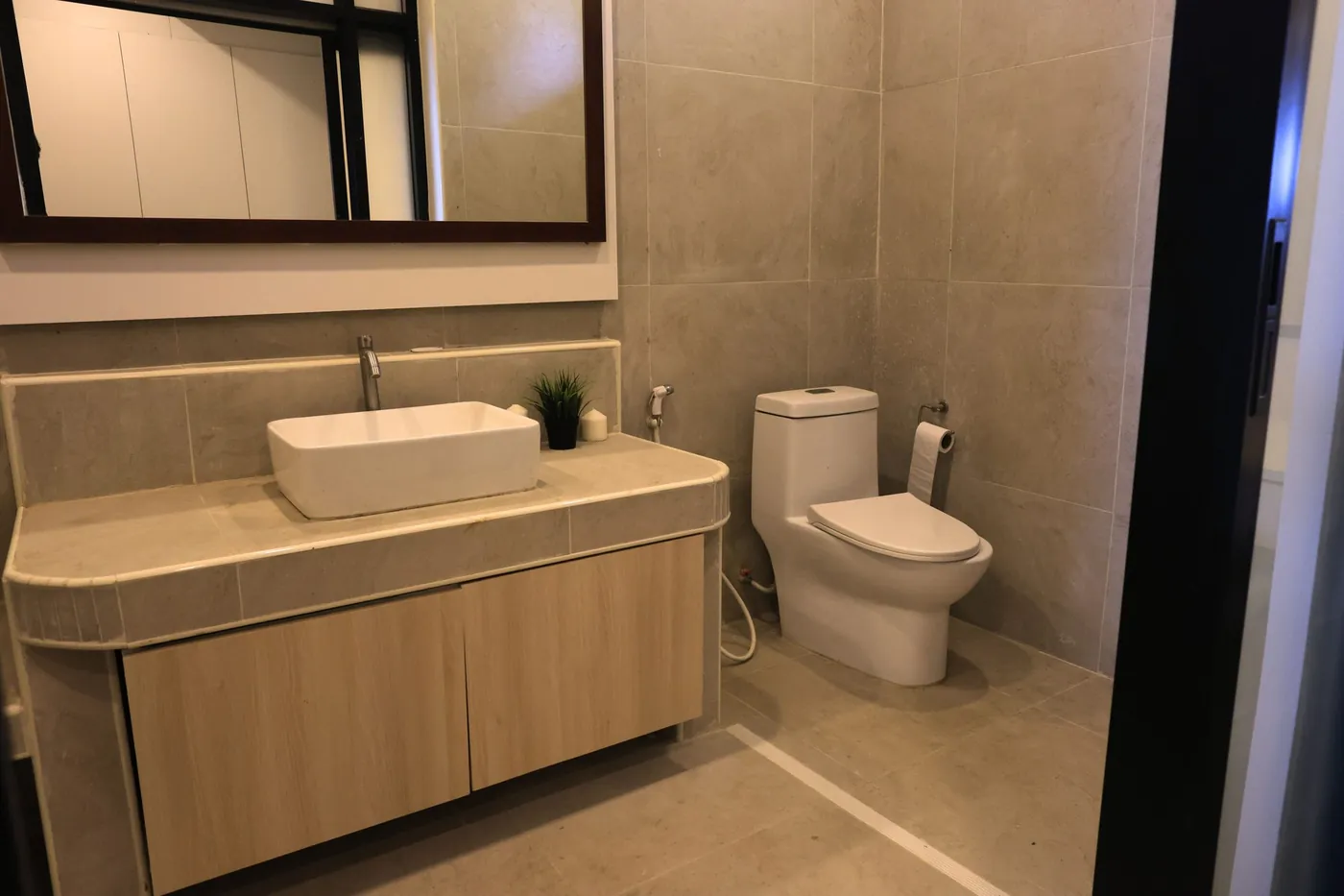 Badezimmer mit Waschtisch und Dusche in der Suite