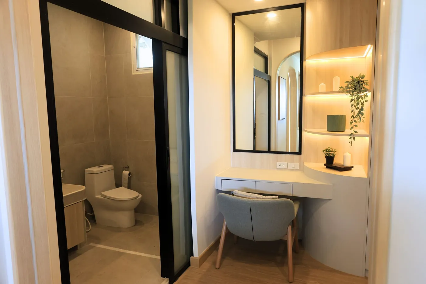 Badezimmer und Ankleidebereich in der Suite