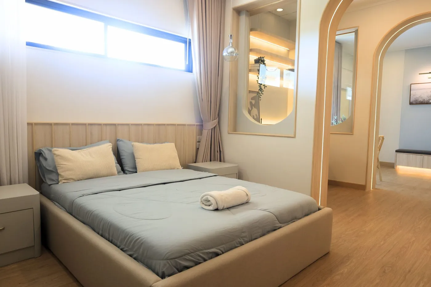 Hauptschlafzimmer mit Sitzgelegenheit am Bett in der Suite