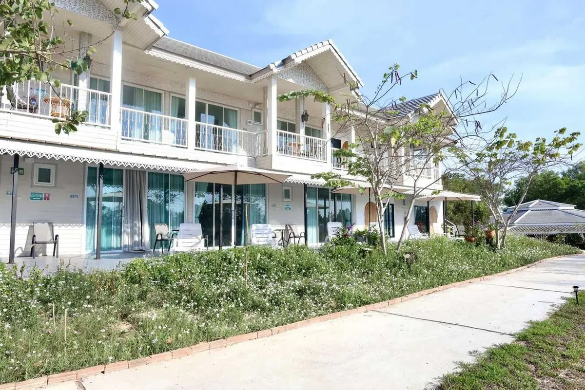 Schattige Balkone und tropische Gärten im Elder Blossom Hua Hin